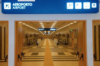 Bari, gli orari sballati di metro e bus per l'aeroporto. La polemica del gestore del servizio: «Chi arriva prenda l'Amtab»