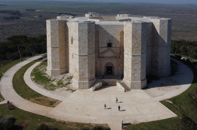 Castel del Monte più collegato alla città: al via un bando per dieci licenze di mezzi a noleggio