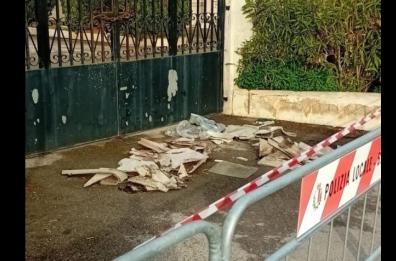 Bari, vandalismo a Torre a Mare: rifiuti contenenti amianto abbandonati alle porte del cimitero 
