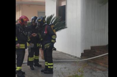 Alezio, fiamme in un appartamento: probabile il cortocircuito