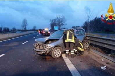 Scontro tra due auto sulla Ss7 all'altezza di Oria: vigili del fuoco "liberano" una donna bloccata in auto
