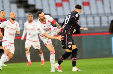 Bari-Cremonese, al San Nicola finisce in parità: 1-1. Longo: «Da Vasquez insulti razzisti a Dorval»