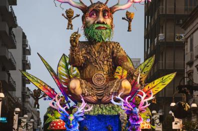 Carnevale di Putignano, nonostante il tempo incerto i giganti di cartapesta sfilano per la città