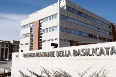 «In Basilicata i consiglieri regionali si aumentano lo stipendio di 2mila euro e i pensionati vivono con 500 euro al mese»