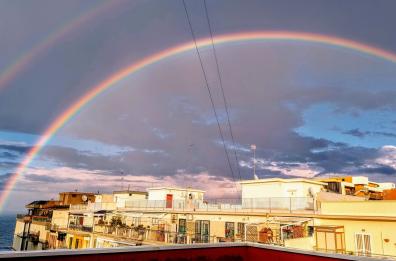 Dopo l'acquazzone a Bari spunta un immenso doppio arcobaleno