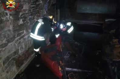 Ruvo, fiamme in un deposito: il fumo era visibile dalla strada