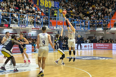 Basket, un super Brindisi cala la cinquina: ora è rincorsa ai playoff