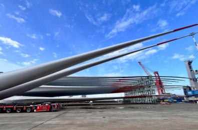 Porto di Brindisi, sbarco di 9 turbine eoliche lunghe 81 metri: è la prima volta di un carico gigantesco  