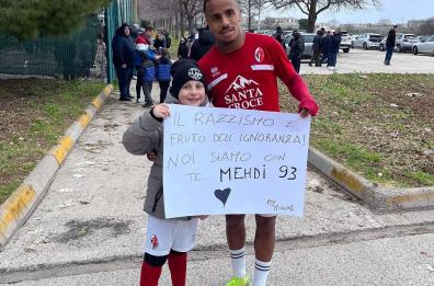Bari, insulti razzisti a Dorval, il sostegno di un piccolo tifoso biancorosso in un cartellone