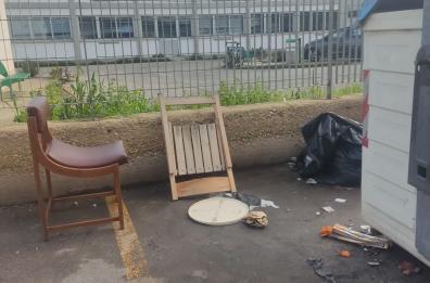 Abbandono di rifiuti a Bari, agenti in borghese sorprendono 7 persone all'alba 