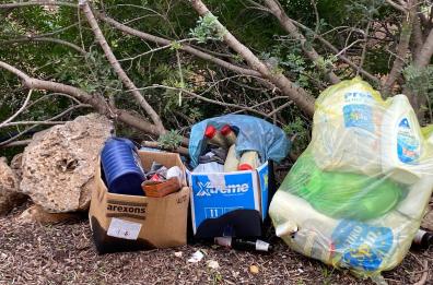 Cartucce, scarti edili, perfino un asse da stiro: il degrado dilaga a Santa Maria di Agnano 