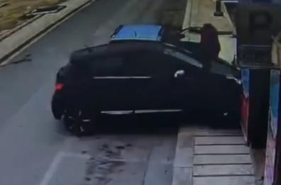 Cerignola, scende dall'auto e viene travolta: donna con la stampella ferita