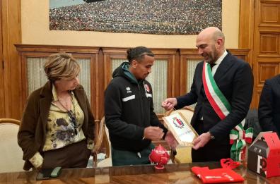 Bari, dopo gli insulti razzisti Vito Leccese accoglie a Palazzo di Città il calciatore Medhi Dorval 