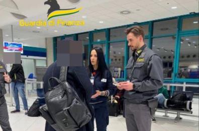 Bari, in aeroporto sequestrati 6 cagnolini con microchip e passaporti falsi: si sospetta traffico illecito