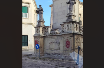 Maglie, imbrattato di vernice rossa il basamento della statua della Madonna delle Grazie 