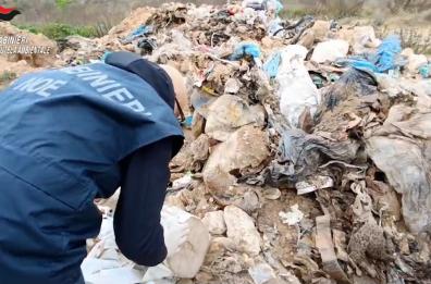 Tonnellate di rifiuti speciali dalla Campania interrati nelle campagne di Fragagnano: scoperta maxi-discarica