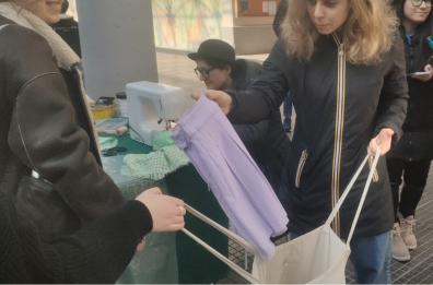 «Al Politecnico di Bari ci scambiamo i vestiti vecchi in nome della sostenibilità». E si va anche a lezione di cucito