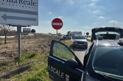 Foggia, incidente sulla statale 16 tra auto e camion: tre feriti