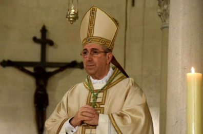 Bari, Mons. Satriano: «Nel 2021 prima il Covid, poi la polmonite, stessa diagnosi del Papa. Prego per lui, la sua testimonianza è significativa». Bollettino: notte tranquilla, il Pontefice ha riposato