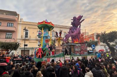Gallipoli, via ufficiale al Carnevale: le immagini della sfilata, un tripudio di carri e colori