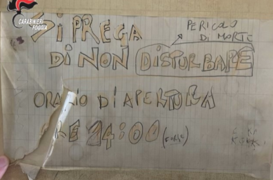Foggia, spaccio in un appartamento in via Crispi: sulla porta un cartello «Aperti H24, non disturbare: pericolo di morte»