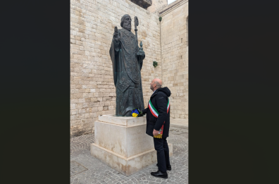 Tre anni di guerra, a Bari provocazione di Leccese: solidarietà all'Ucraina con i fiori sulla statua di San Nicola regalata da Putin