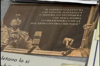 Bari, al mercatino vintage di Japigia appaiono le targhe con Benito Mussolini