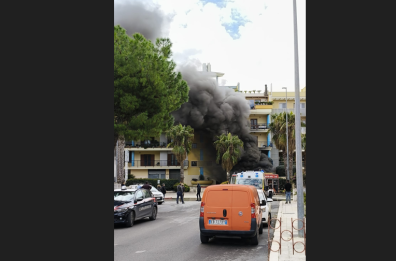 Ruvo, divampano le fiamme da un garage: per il fumo denso evacuato l'Istituto Comprensivo "Cotugno", ma è un'iniziativa dei genitori