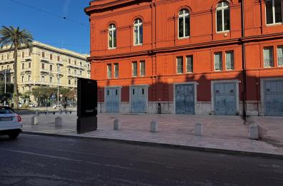 Bari, spunta un tabellone pubblicitario elettronico sotto il teatro Petruzzelli. L'ira dei cittadini sui social: «Uno scempio»