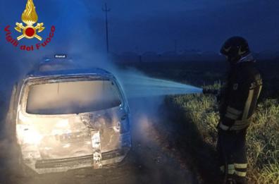 Porto Cesareo, all'alba auto distrutta dalle fiamme in località «Il Poggio» 