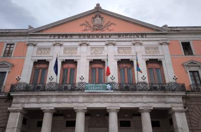 Bari, «Alberto Trentini libero»: su Palazzo Città esposto lo striscione per l’operatore Ong incarcerato a Caracas