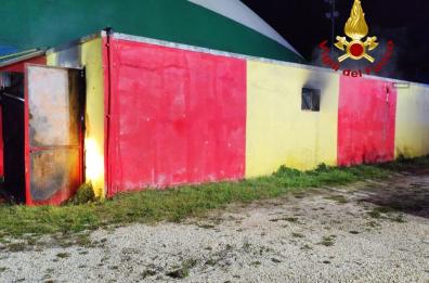 Maglie, incendio in un deposito nel campo sportivo: distrutta attrezzatura