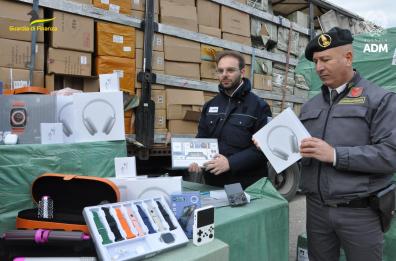 Brindisi, al porto sequestrati finti smartwatch e cuffie Apple: il carico veniva dalla Grecia