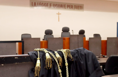 Taranto, donna assolta per il morso ai genitali dell'ex fidanzato. Il giudice: «È stata legittima difesa»