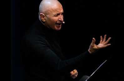 Teatro Orfeo di Taranto, il giornalista Domenico Iannacone porta in scena gli ultimi