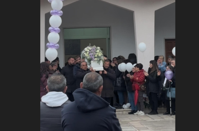 Marina di Ginosa, lacrime e commozione per l'addio alla bimba di 3 anni morta al Ss. Annunziata 