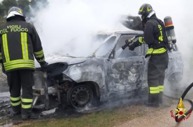 Auto in fiamme sulla strada provinciale 20 tra Acquaviva e Santeramo: vettura distrutta per cause ignote 