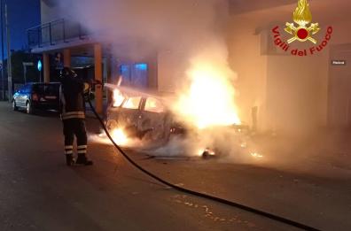 La piaga quotidiana degli incendi d'auto nel Salento: ad Aradeo brucia una Opel, le fiamme anneriscono facciata di un palazzo