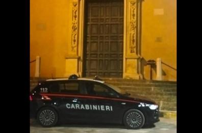 Casarano, le rubano la borsa in chiesa: anziana allerta i carabinieri, ladri bloccati dopo pochi minuti
