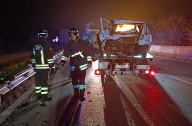 Scontro tra due auto sulla 274: 3 feriti, tra cui una bimba. Lunghe code 
