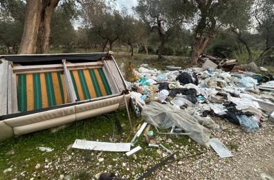 Bari, nel quartiere Santa Rita un park and ride «alternativo» (con la discarica di scooter rottamati)
