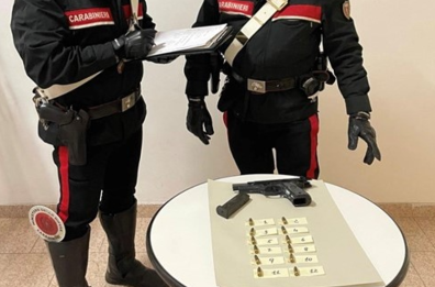 Bari, nel portaoggetti del furgone una pistola d'ordinanza delle forze di polizia: arrestati due uomini