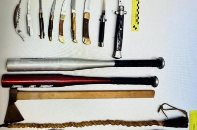 Matera, 53enne maltrattava la compagna: in casa trovati un machete, coltelli e mazze da baseball