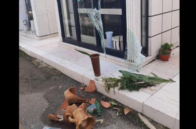 Torremaggiore, nella notte vandali distruggono vetrate e portafiori al cimitero