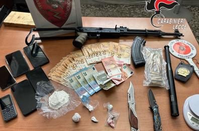 Lecce, in casa con cocaina, hashish e un kalashnikov carico: arrestati due fratelli