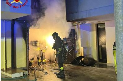 Grumo Appula, fiamme in un deposito in piazza: vigili del fuoco fuori servizio salvano alcuni residenti