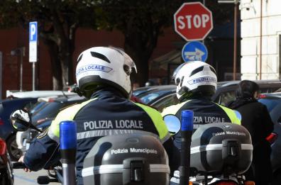 Bari, senza patente non si ferma al semaforo e urta due auto: fugge nel traffico e aggredisce gli agenti, arrestato