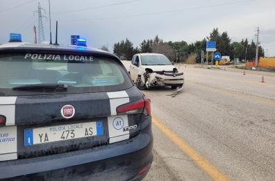 Foggia, scontro tra un'auto e un furgone che si ribalta: feriti in codice rosso al Pronto soccorso