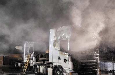 Altamura, in un parcheggio prendono fuoco due motrici di due camion