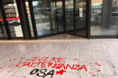 «Studenti imbrattano sede con spray»: la denuncia di Confindustria Bari-Bat